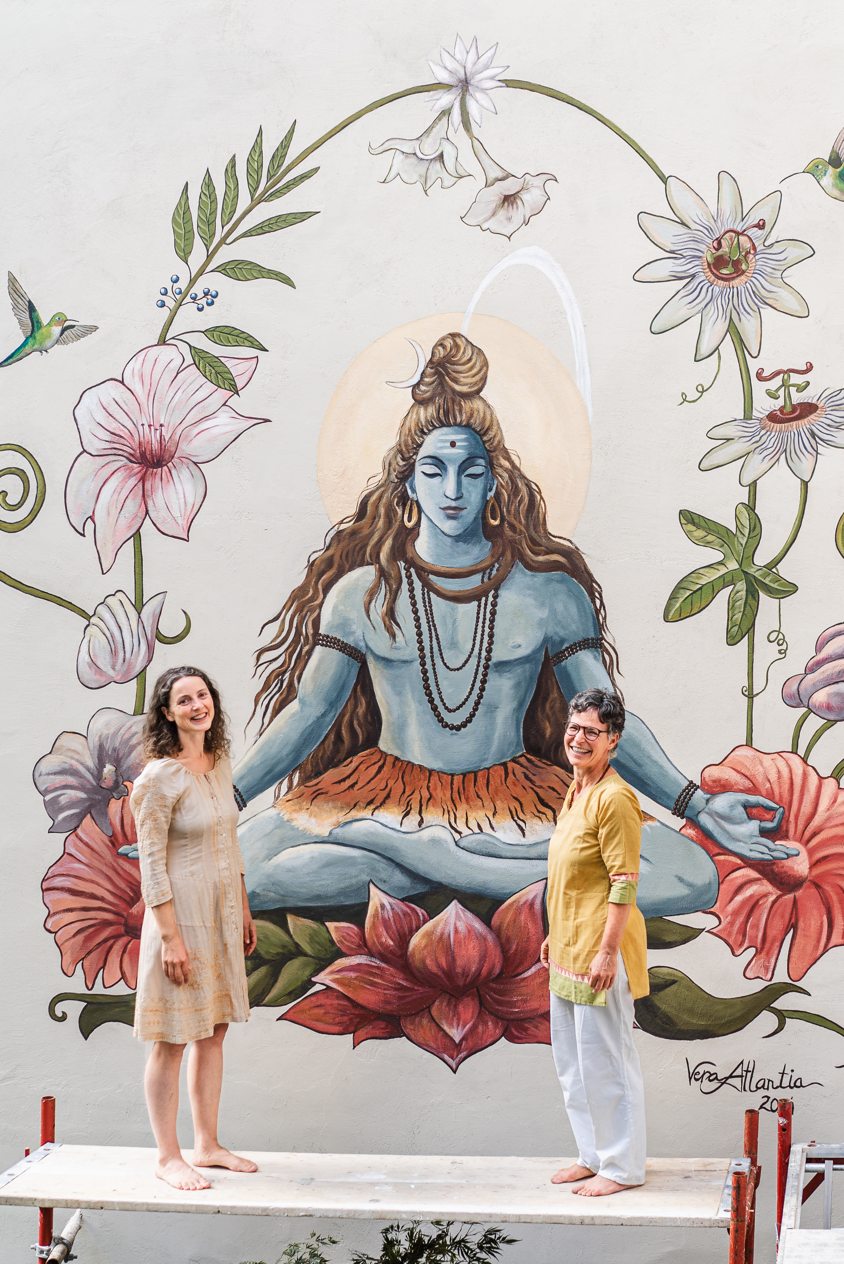 Shiva Wandbild von Vera Atlantia mit Auftraggeberin Annapurna im Yoga Studio Wien